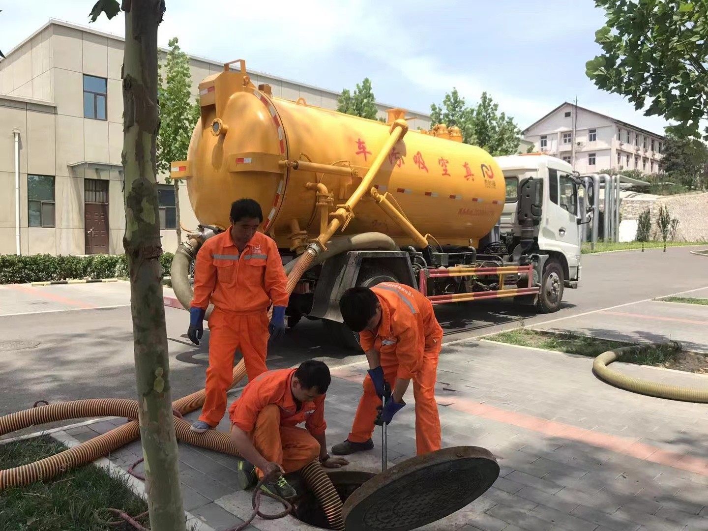 茅箭化粪池清理与5-8吨吸粪车施工效率分析